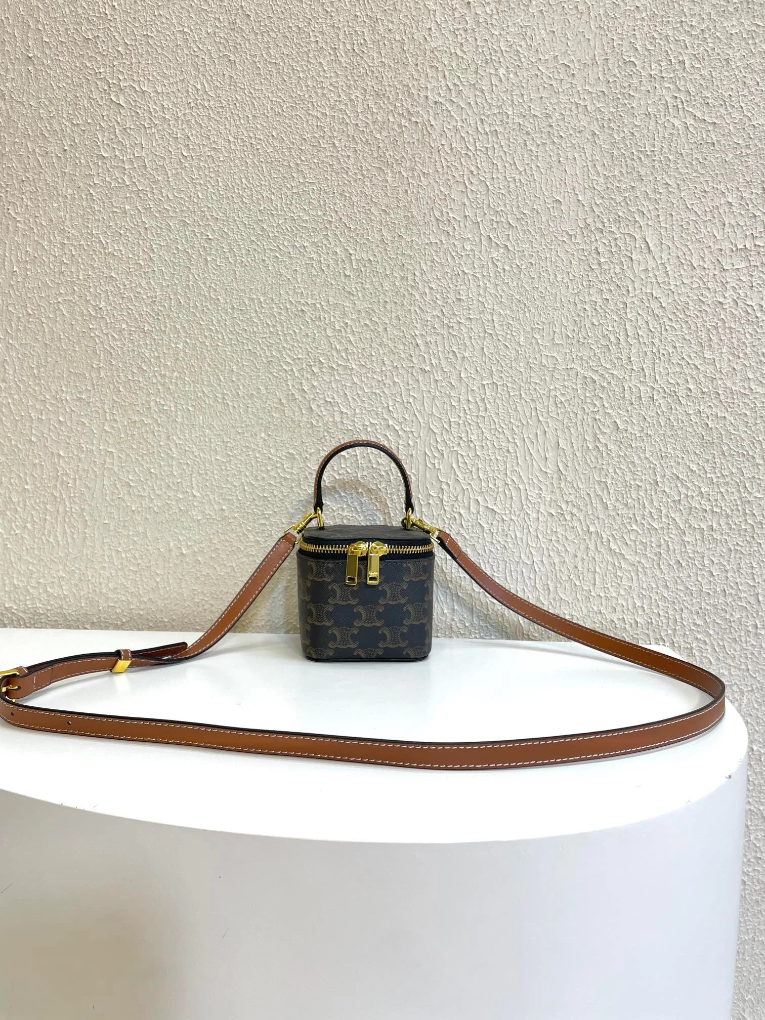 CELINE 23s Spring/Summer – Mini smooth leather makeup case Presbyopia pattern 8080 Size: 9.5* 8* 9cm