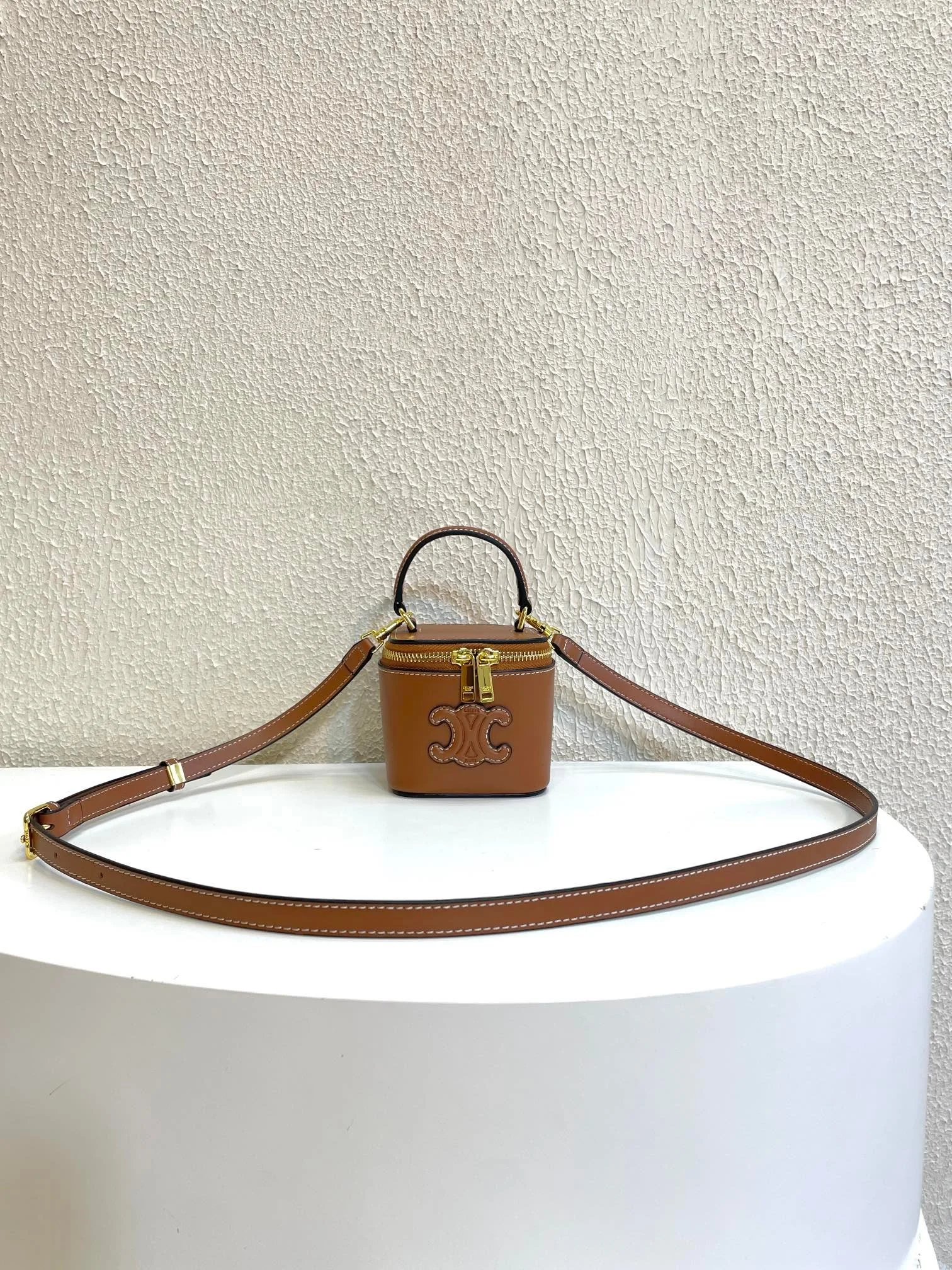 CELINE 23s Spring/Summer – Mini smooth leather makeup case brown 8080 Size: 9.5* 8* 9cm