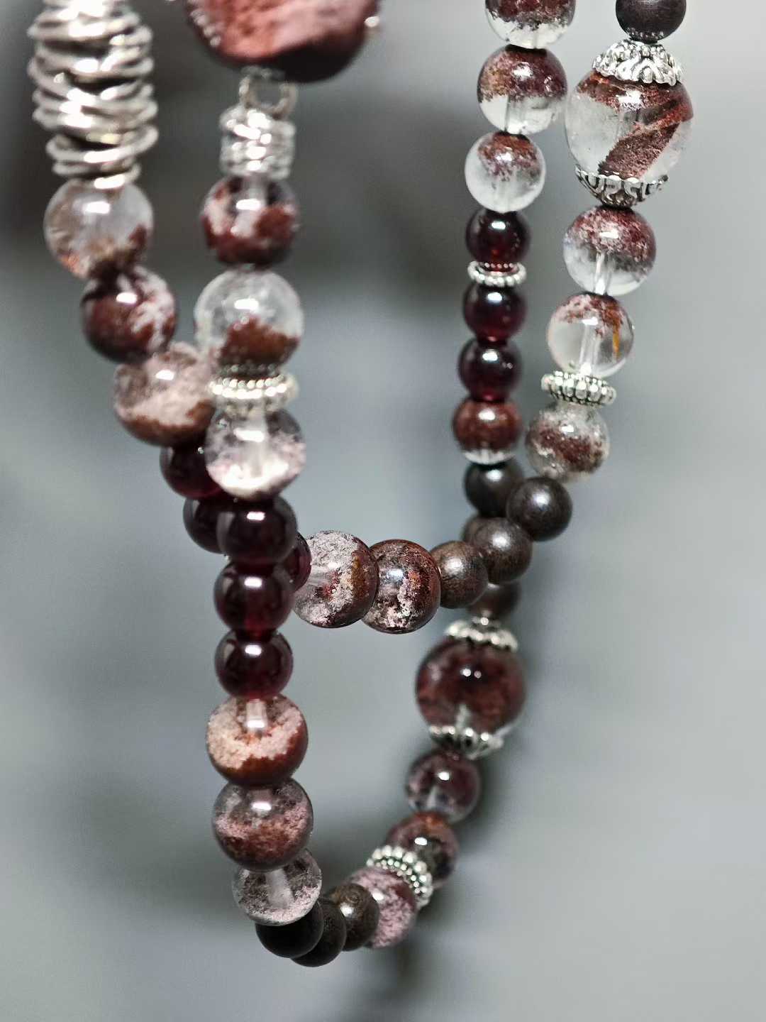 Crimson branches hold the frost’s hue,In deep winter, hidden fragrance lingers.It does not vie for spring’s early bloom—Alone, it blooms amid the snow.