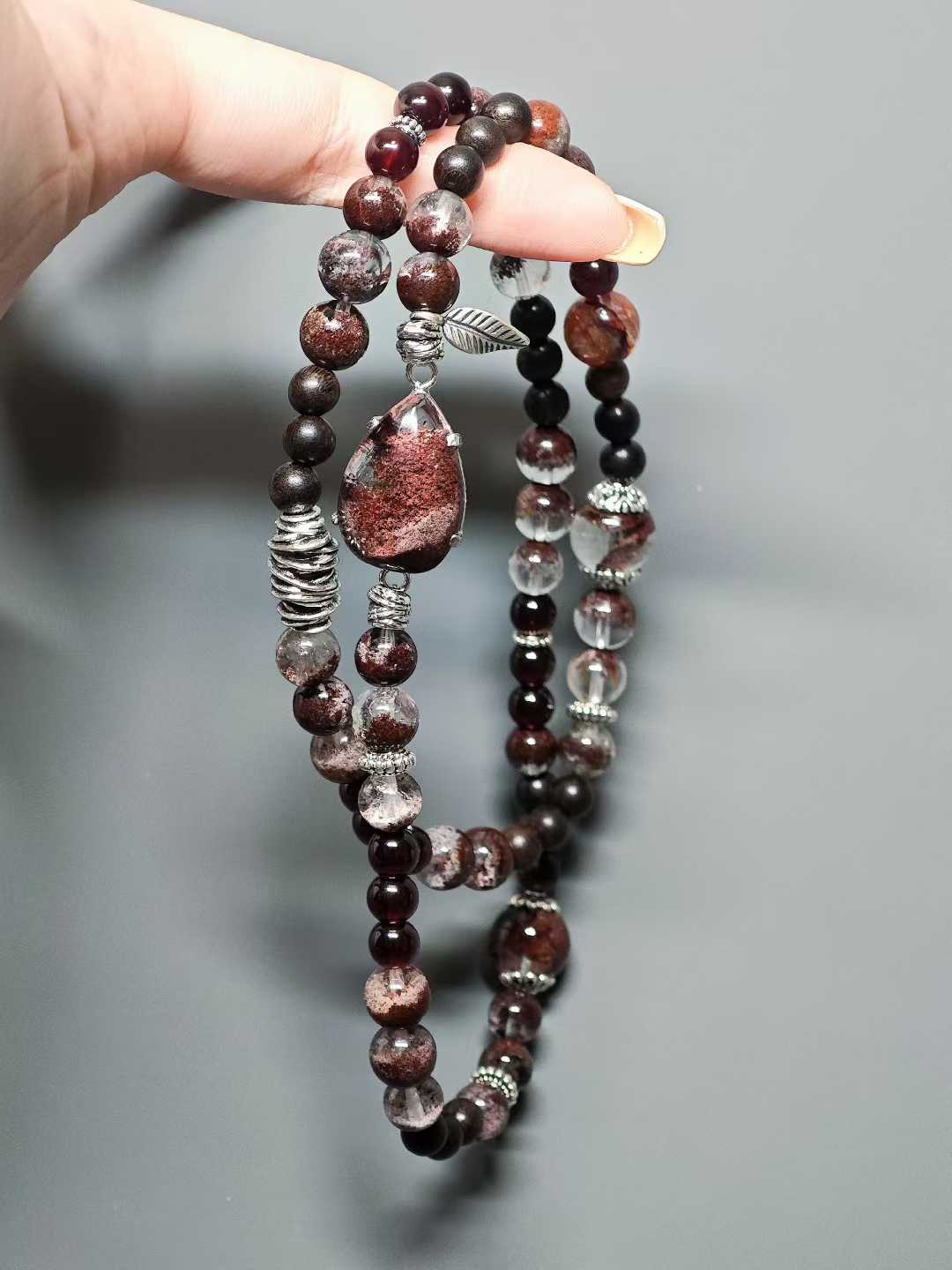 Crimson branches hold the frost’s hue,In deep winter, hidden fragrance lingers.It does not vie for spring’s early bloom—Alone, it blooms amid the snow.