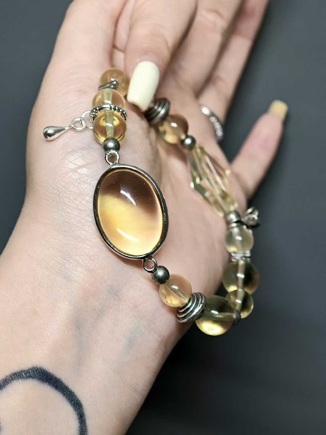 Light lingers on green leaves,Dew drops fall between jade plates.A moment of clear radiance—Has refused to fade for a thousand years.