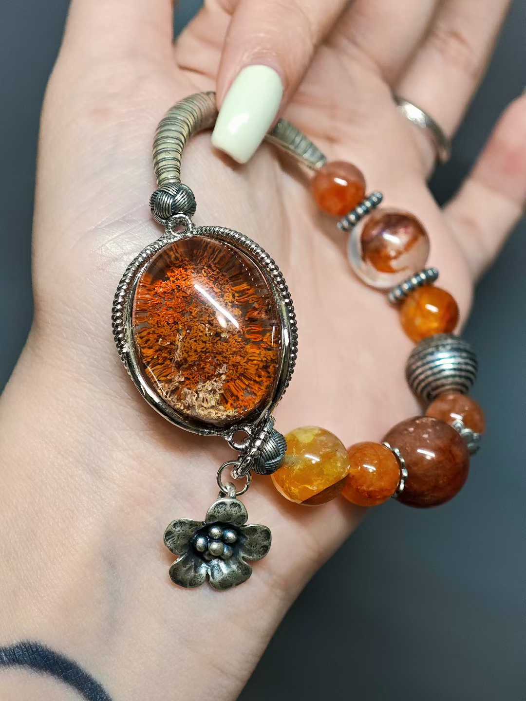 After fresh rain in the empty mountain,Autumn’s chill seeps into the quiet woods.Fallen leaves drift away with the wind,The cold stream flows east on its own.