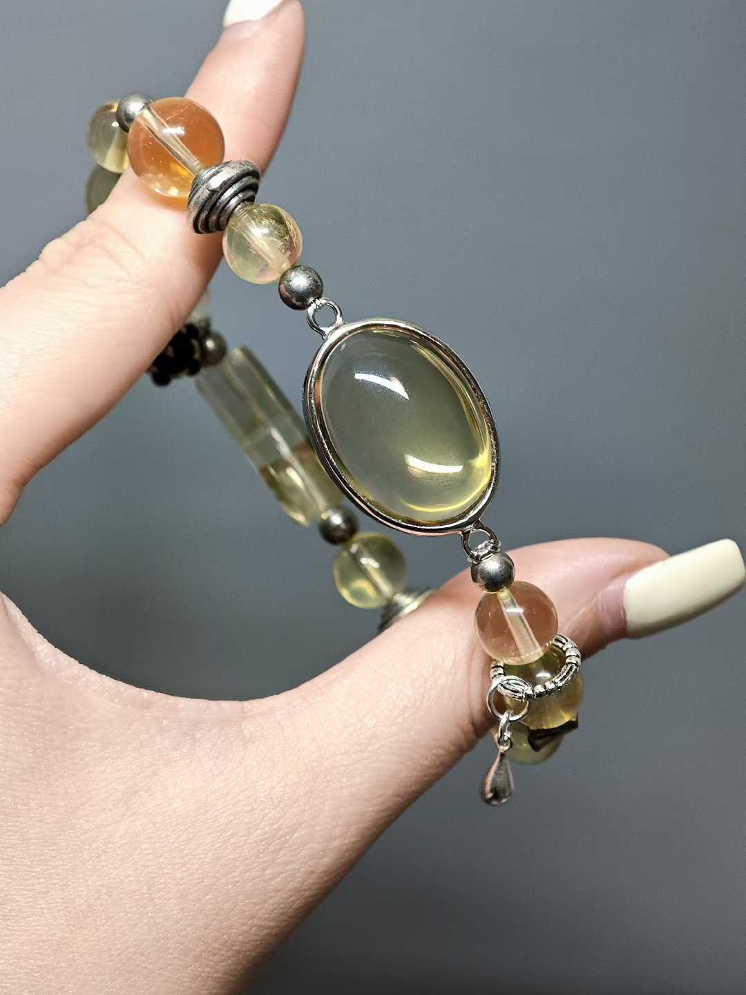 Light lingers on green leaves,Dew drops fall between jade plates.A moment of clear radiance—Has refused to fade for a thousand years.