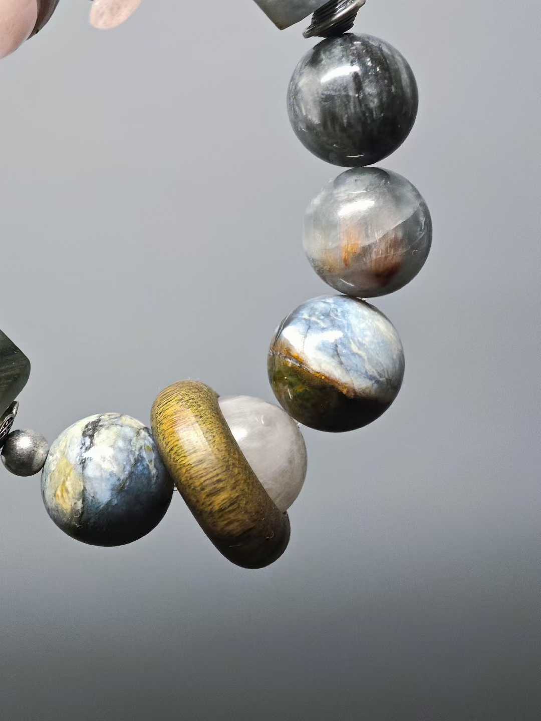 I sit and watch the clouds rise,My heart settles in this courtyard.