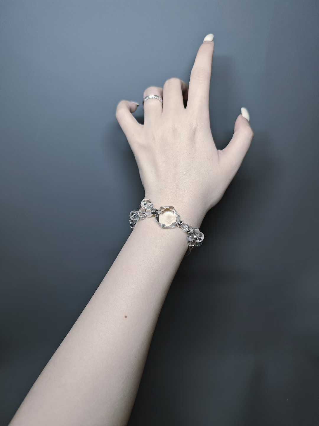 It soaks up the moonlight,Purifying the dark impurities in the potion.