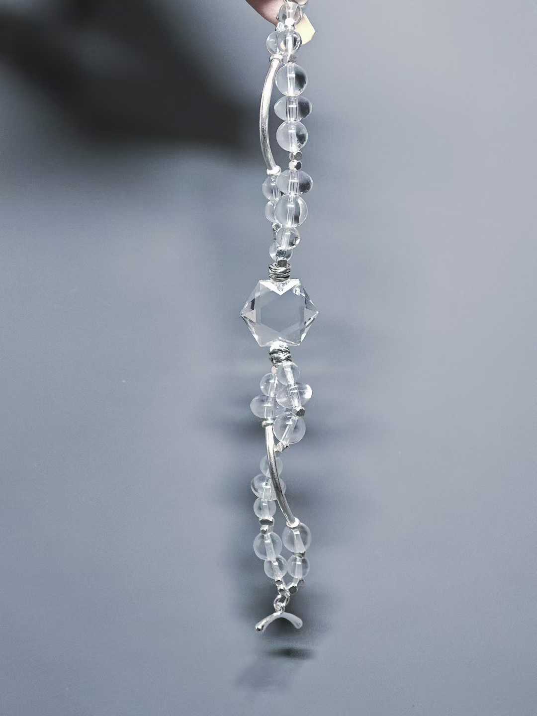 It soaks up the moonlight,Purifying the dark impurities in the potion.