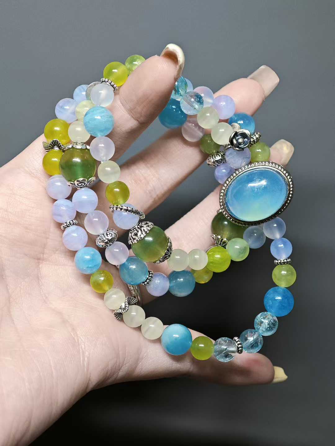 Orioles sing in the deep alley,Flowers fall before the small railing.A child climbs branches, laughing,Fragrance clings to half a sleeve of mist.