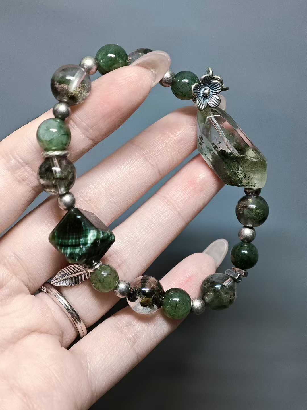 Singing, I walk toward the water,Ten thousand green mountains merge with the sky.