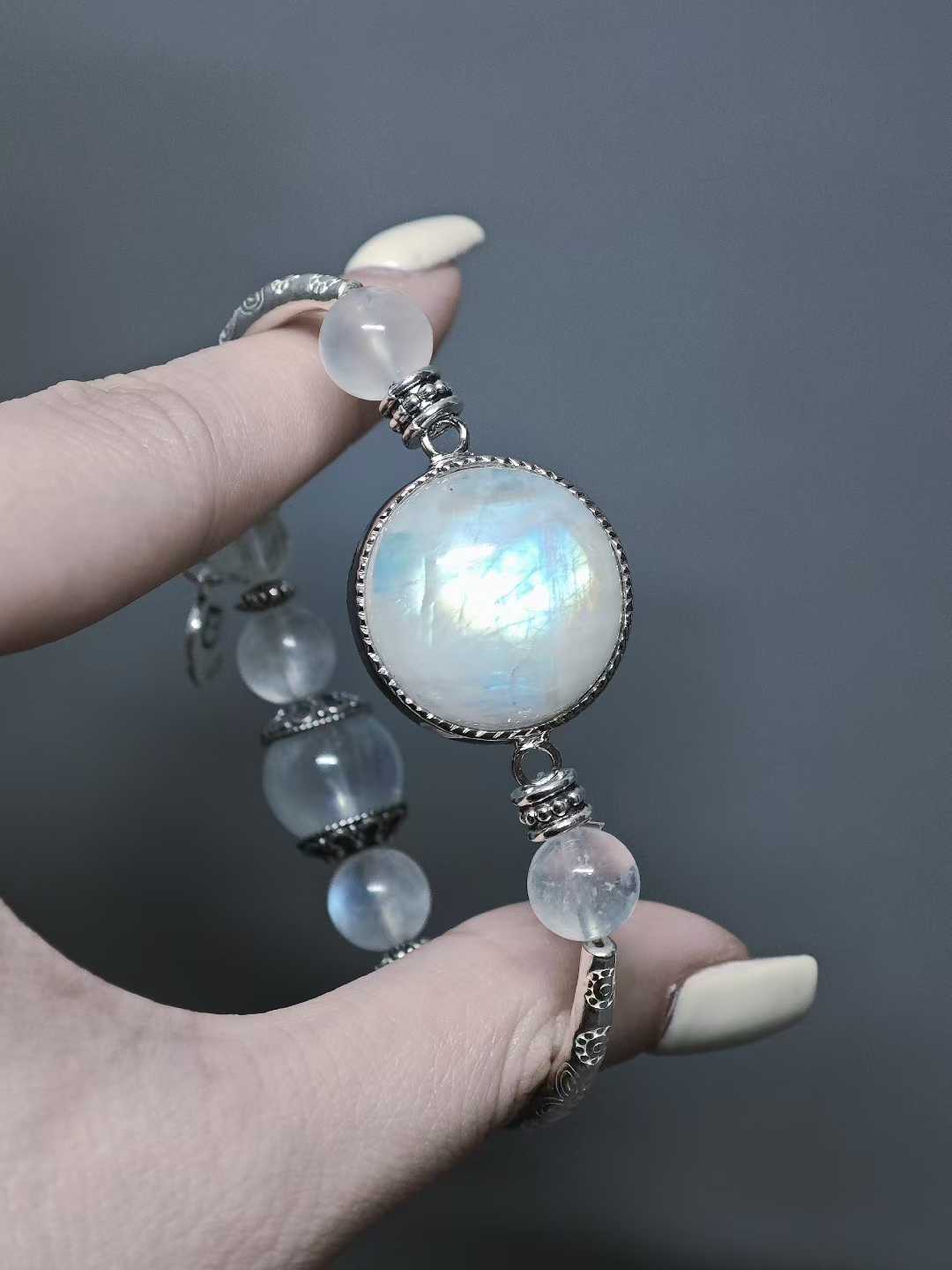 Extract the essence of the dark moon, Condense the power of souls.