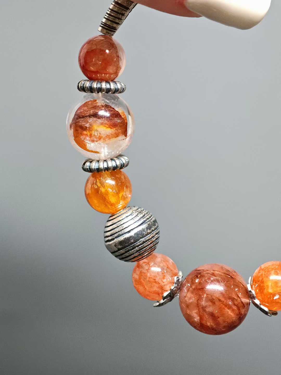 After fresh rain in the empty mountain,Autumn’s chill seeps into the quiet woods.Fallen leaves drift away with the wind,The cold stream flows east on its own.