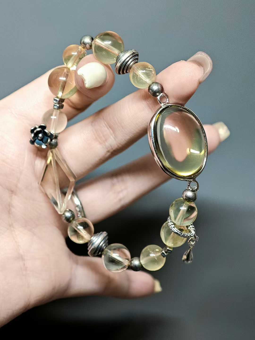 Light lingers on green leaves,Dew drops fall between jade plates.A moment of clear radiance—Has refused to fade for a thousand years.