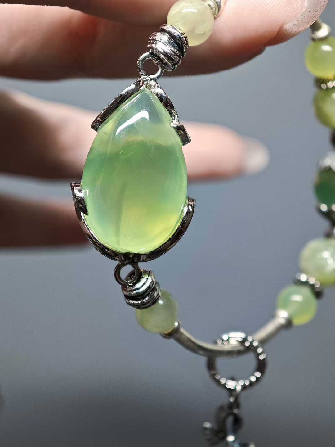 Green chalcedony condenses new grass,Divine light infuses the potion cup.