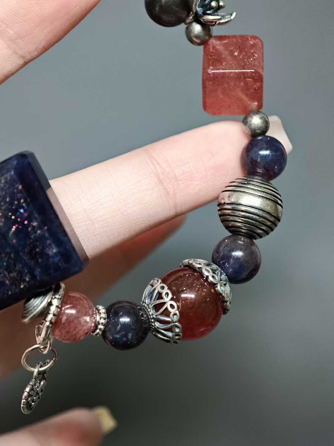 Stars hang low as night endures,Crimson clouds veil the carved beams.I lift my cup to the osmanthus moon,Drunk, I clasp the autumn frost’s gleams.