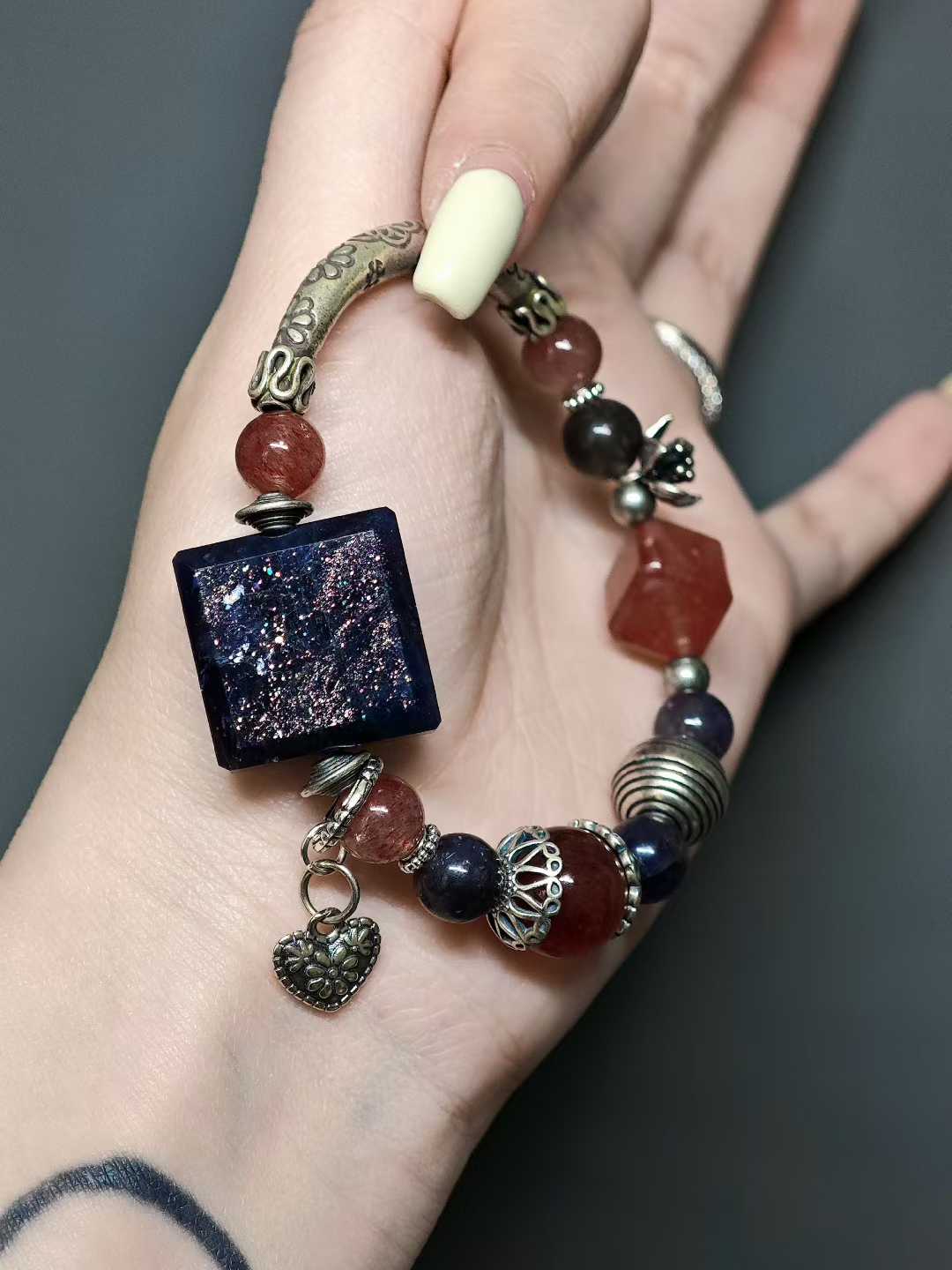 Stars hang low as night endures,Crimson clouds veil the carved beams.I lift my cup to the osmanthus moon,Drunk, I clasp the autumn frost’s gleams.