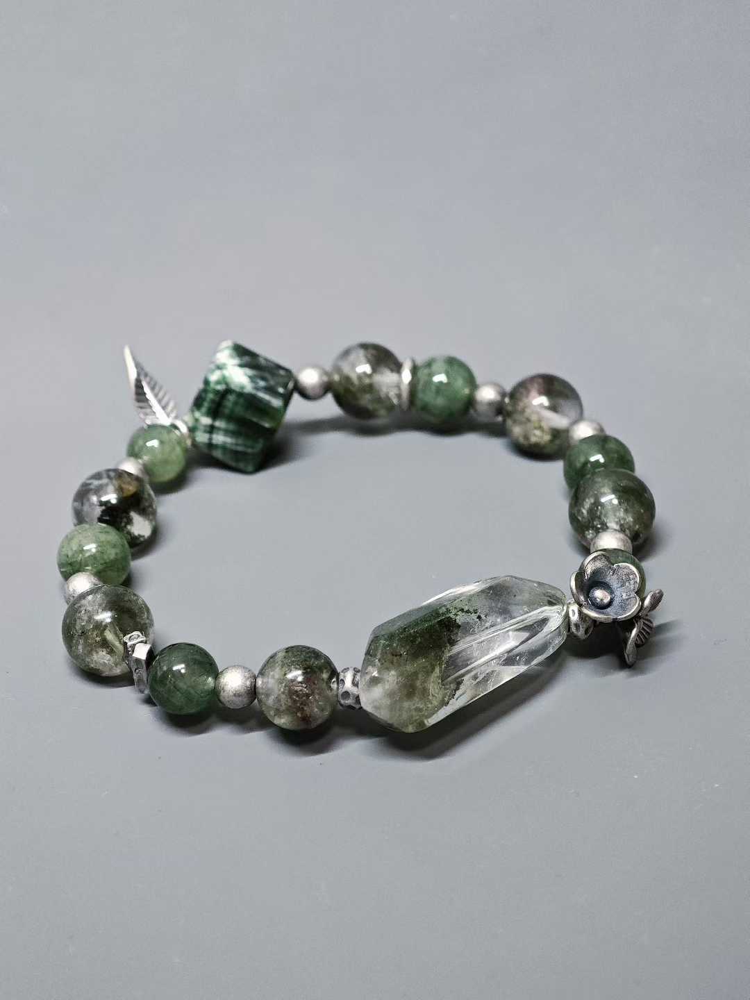 Singing, I walk toward the water,Ten thousand green mountains merge with the sky.