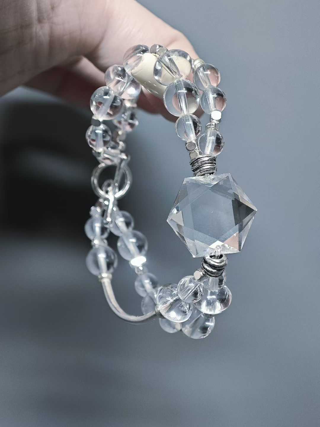 It soaks up the moonlight,Purifying the dark impurities in the potion.