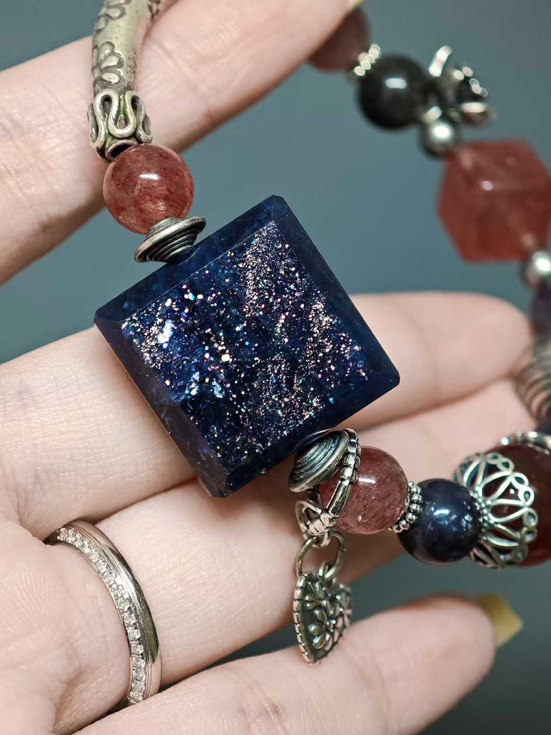 Stars hang low as night endures,Crimson clouds veil the carved beams.I lift my cup to the osmanthus moon,Drunk, I clasp the autumn frost’s gleams.