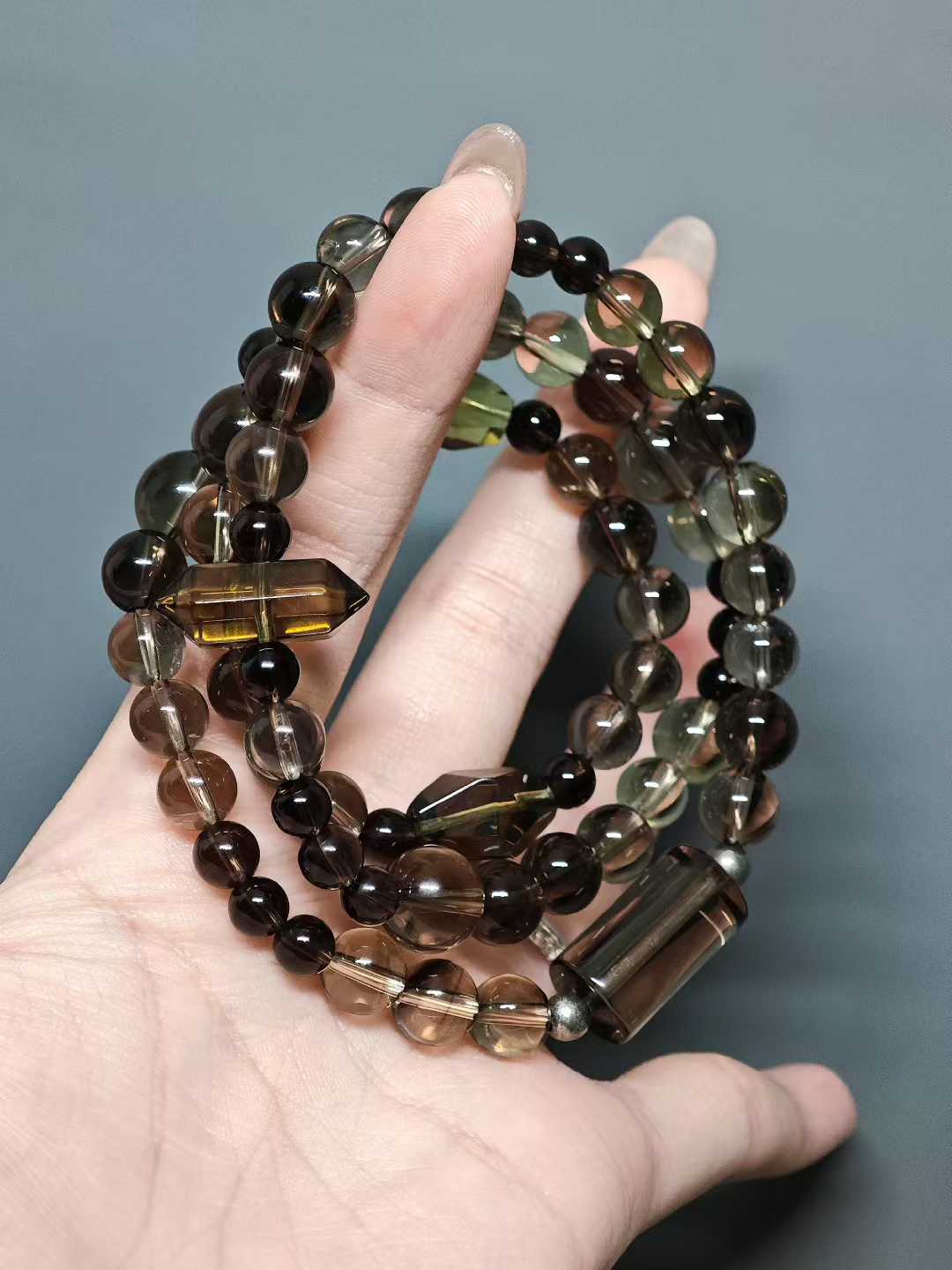 The time-traveling boat sails from afar,Misty waters separate a thousand peaks.Suddenly I see peach blossoms bloom—Only then do I know it’s a dream.