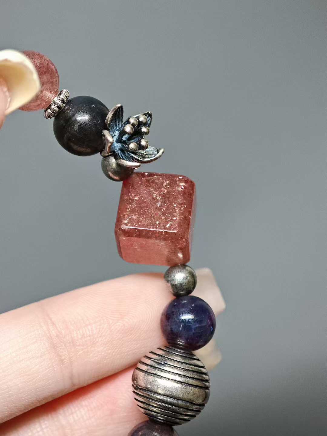 Stars hang low as night endures,Crimson clouds veil the carved beams.I lift my cup to the osmanthus moon,Drunk, I clasp the autumn frost’s gleams.