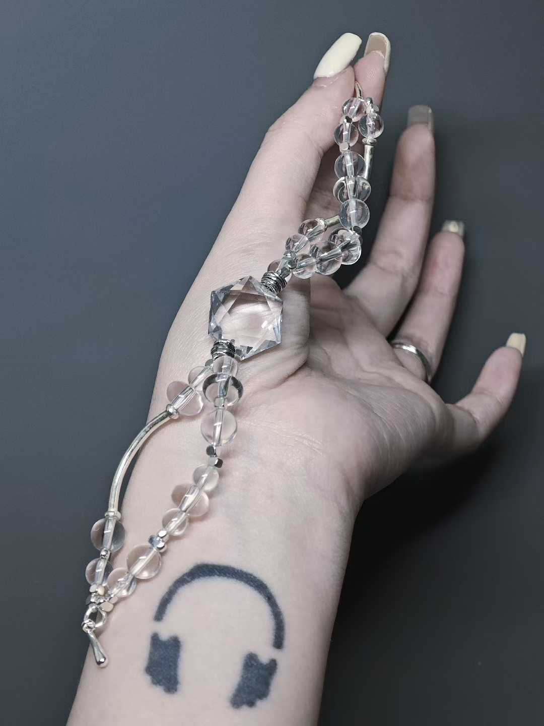 It soaks up the moonlight,Purifying the dark impurities in the potion.