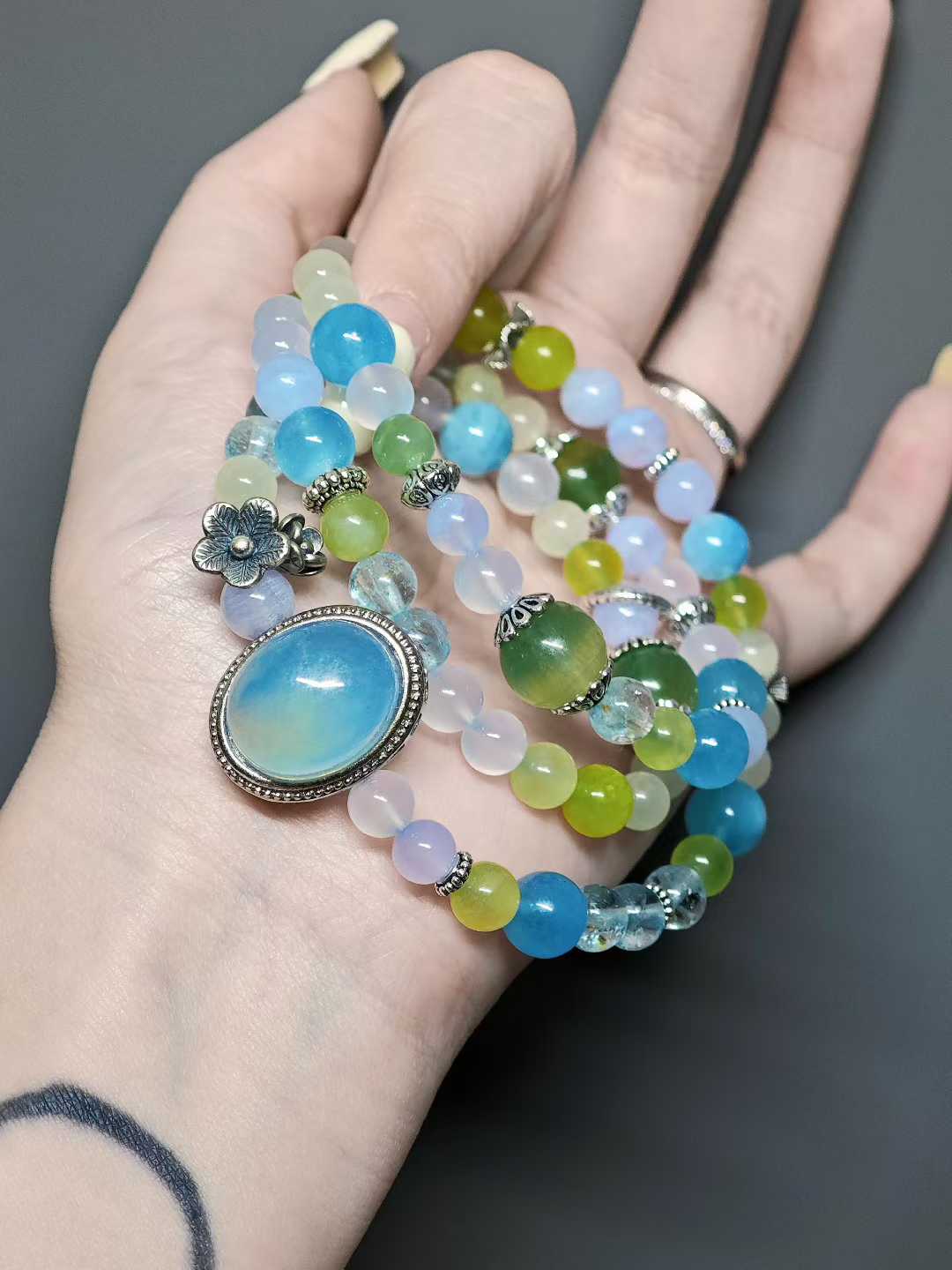 Orioles sing in the deep alley,Flowers fall before the small railing.A child climbs branches, laughing,Fragrance clings to half a sleeve of mist.