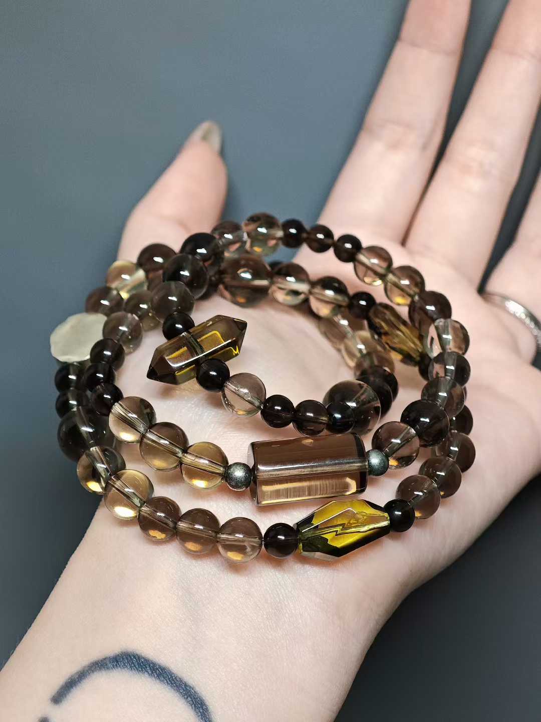 The time-traveling boat sails from afar,Misty waters separate a thousand peaks.Suddenly I see peach blossoms bloom—Only then do I know it’s a dream.