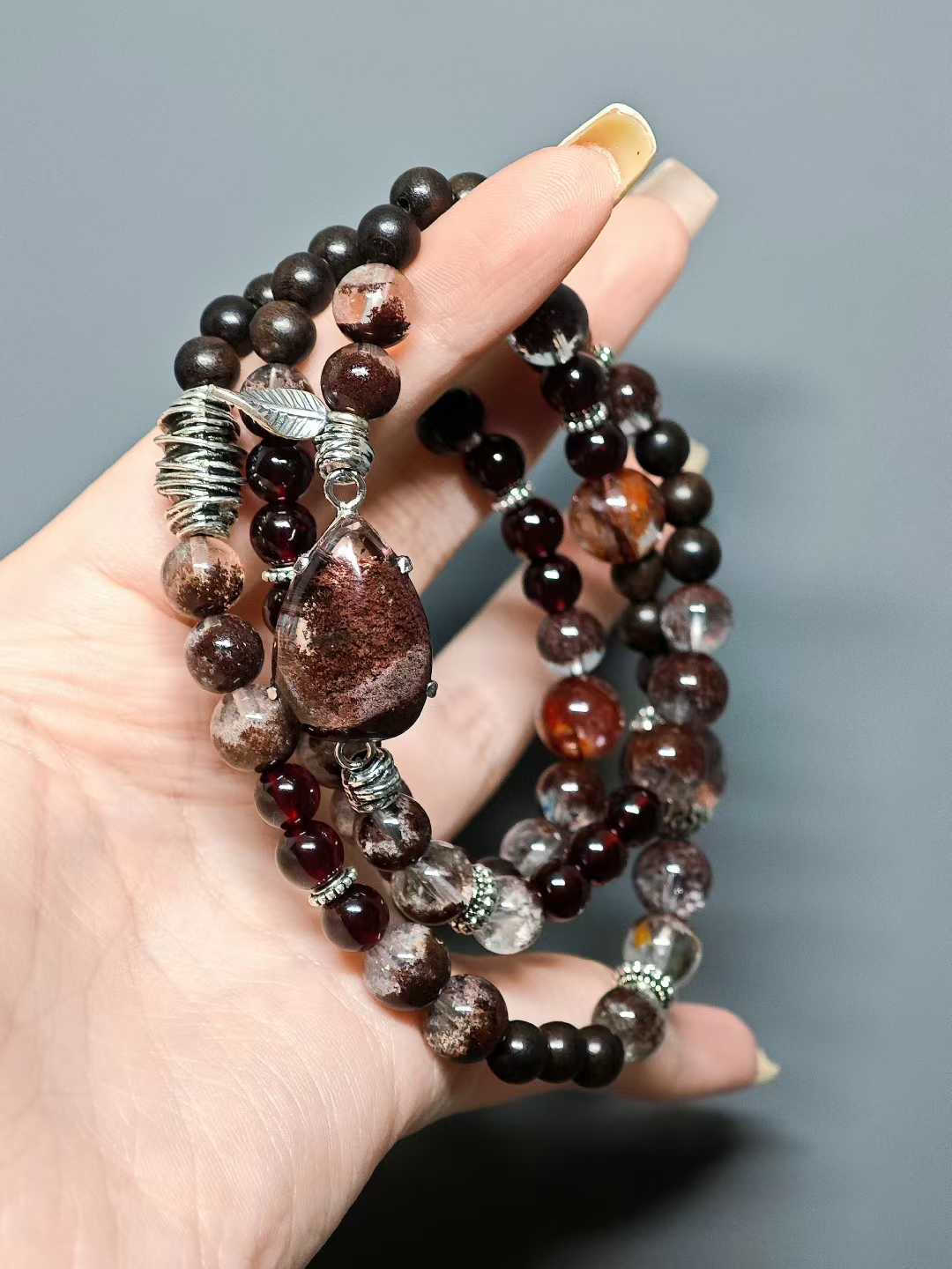 Crimson branches hold the frost’s hue,In deep winter, hidden fragrance lingers.It does not vie for spring’s early bloom—Alone, it blooms amid the snow.