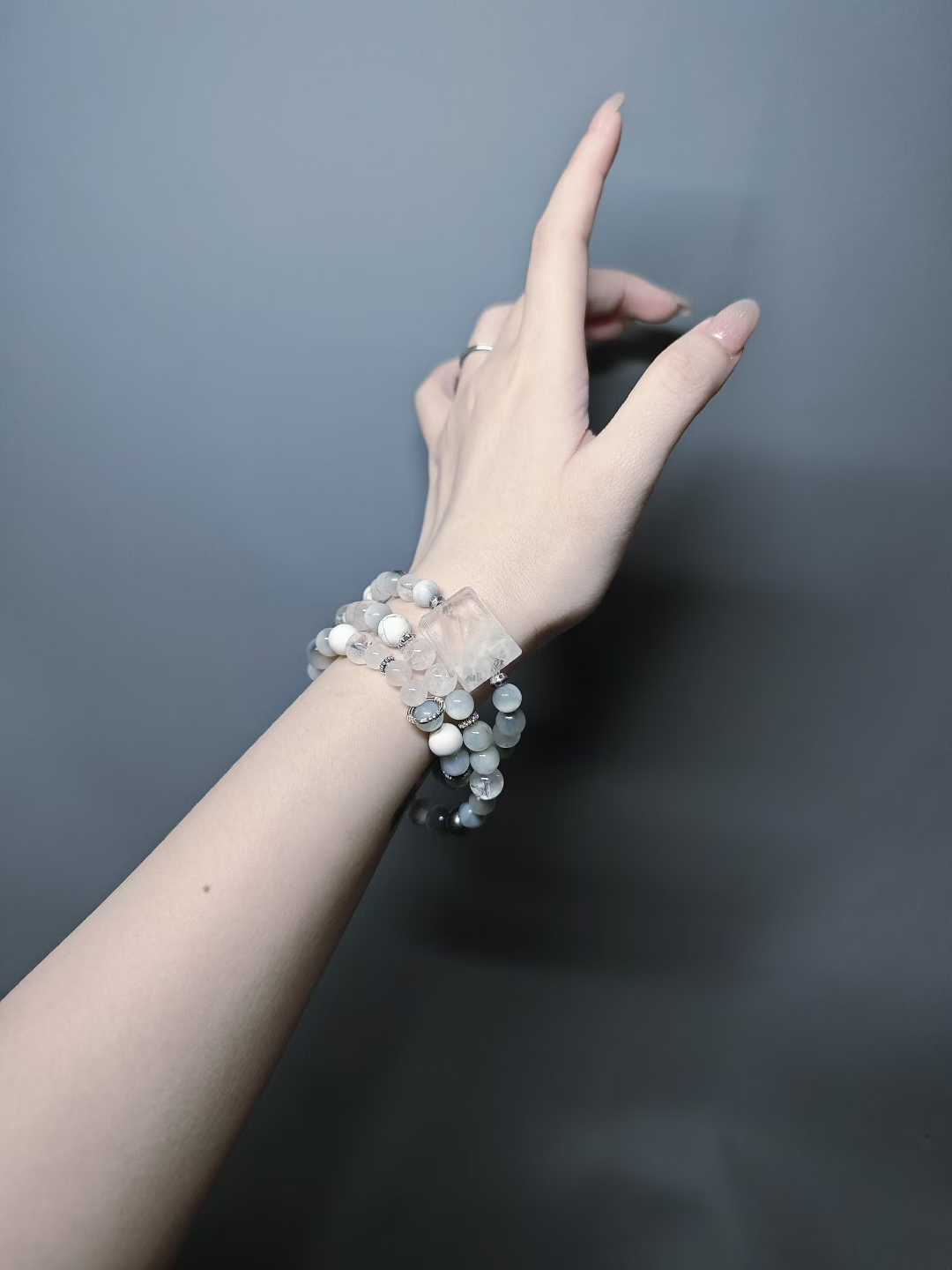 White stones reflect in the cold pool, With a zen heart, I watch the still water. No dust, no moon— In one sitting, a thousand peaks stretch wide.