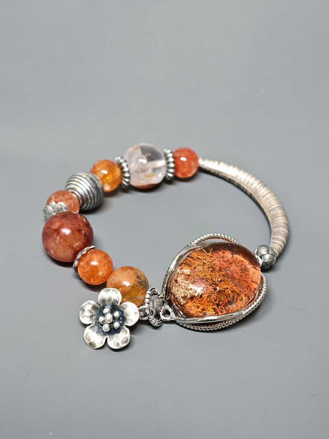 After fresh rain in the empty mountain,Autumn’s chill seeps into the quiet woods.Fallen leaves drift away with the wind,The cold stream flows east on its own.