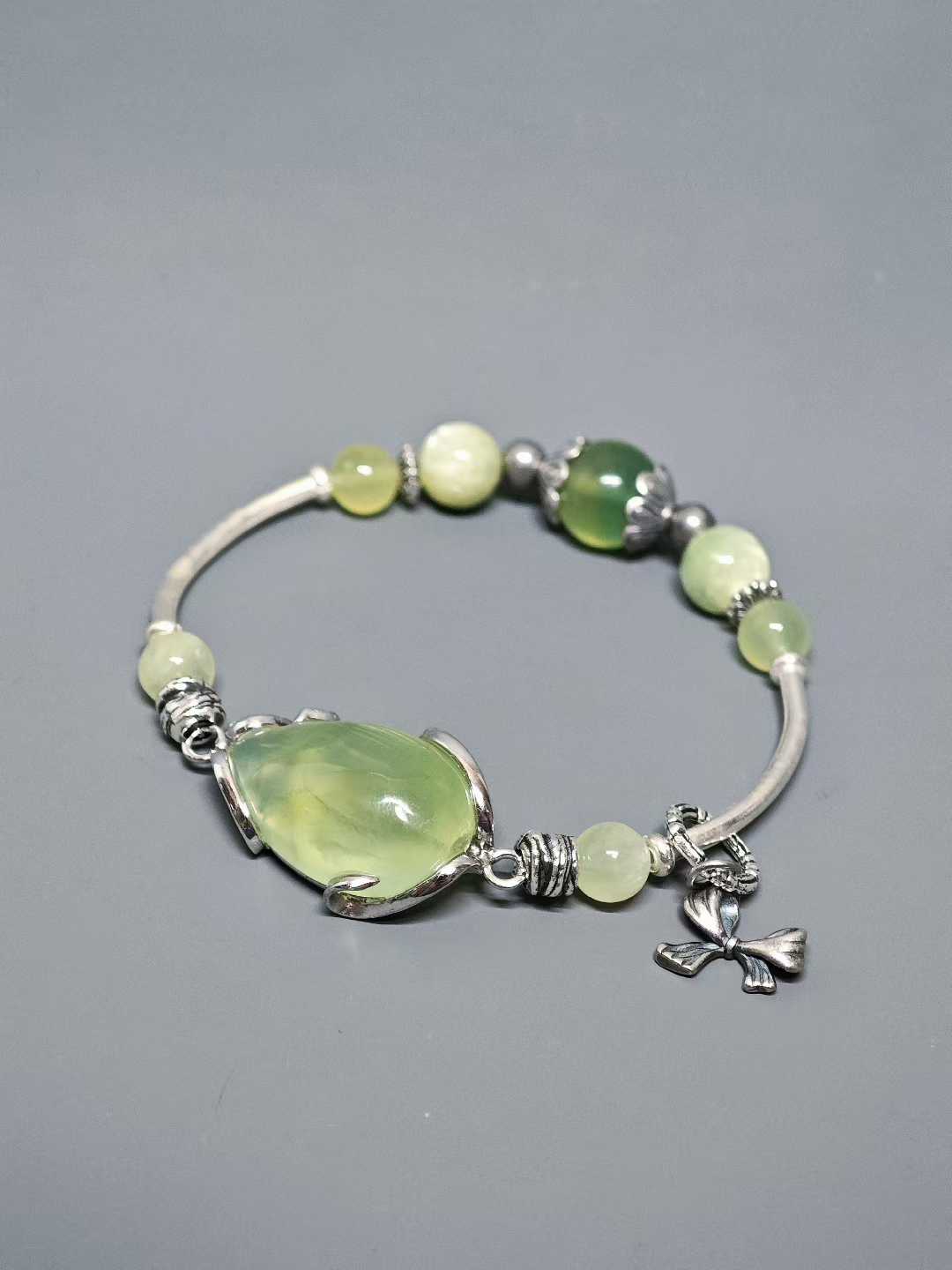 Green chalcedony condenses new grass,Divine light infuses the potion cup.