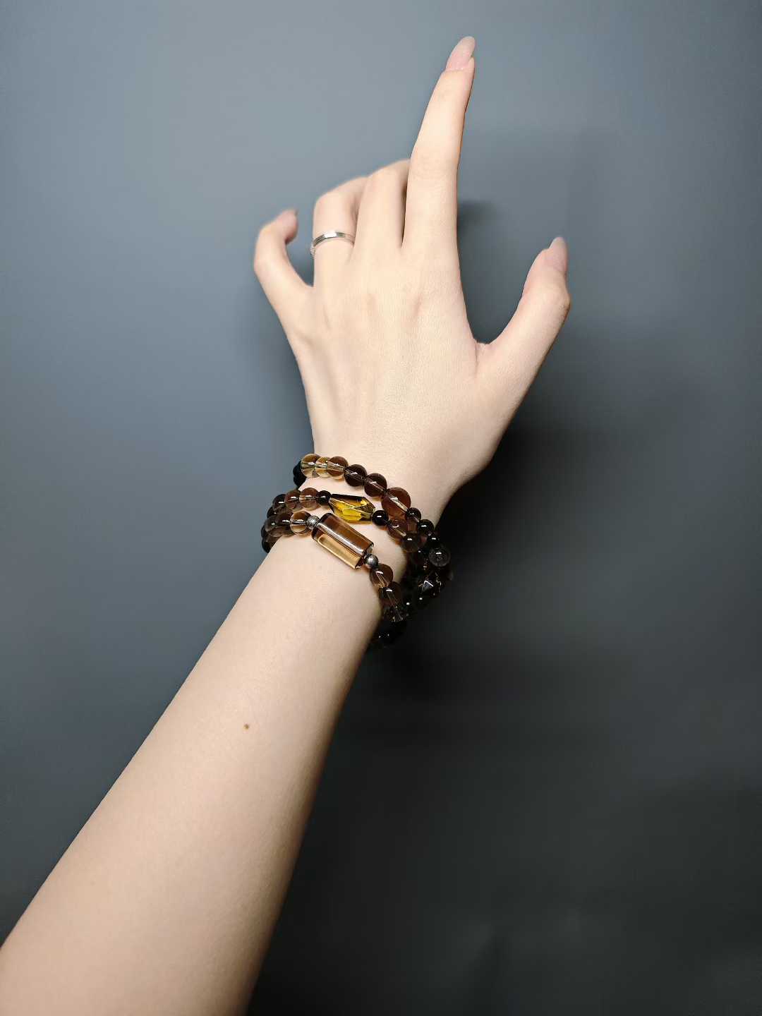 The time-traveling boat sails from afar,Misty waters separate a thousand peaks.Suddenly I see peach blossoms bloom—Only then do I know it’s a dream.