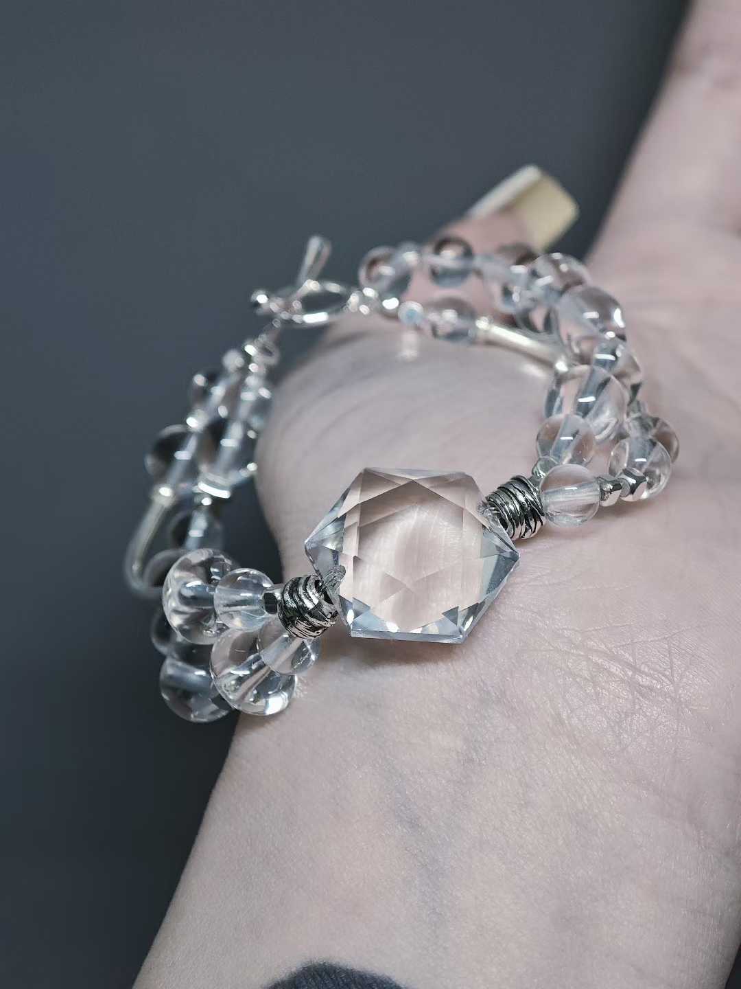 It soaks up the moonlight,Purifying the dark impurities in the potion.