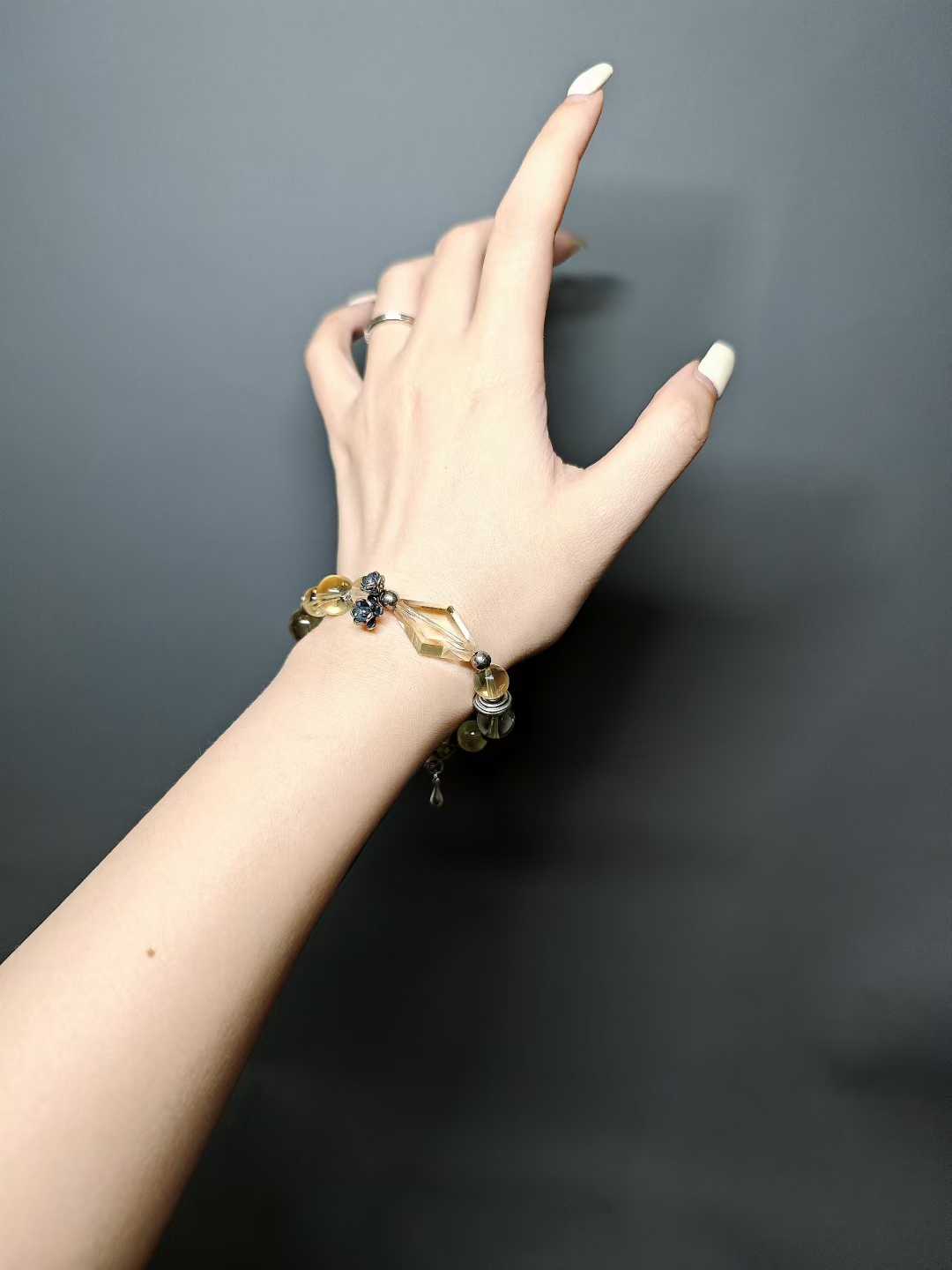 Light lingers on green leaves,Dew drops fall between jade plates.A moment of clear radiance—Has refused to fade for a thousand years.