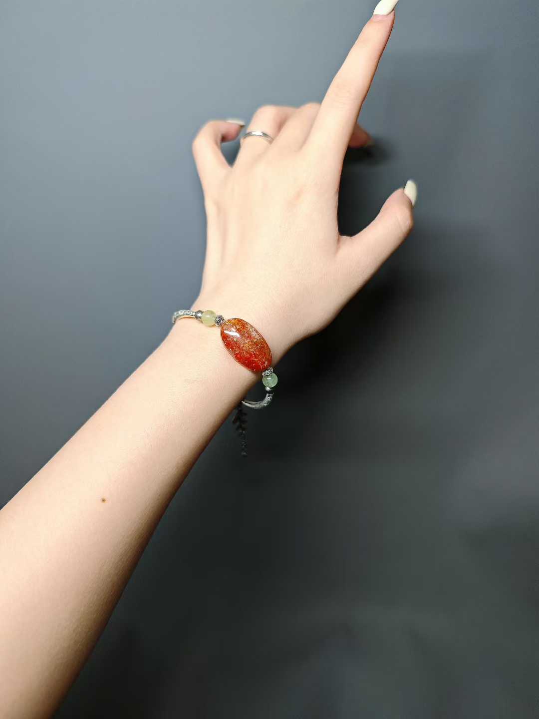 The rising sun breaks through cloud-wreathed peaks,Golden rays dye the green fields.A thousand mountains hold the dawn’s glow,A bird’s wing pierces the sky’s last dimness.