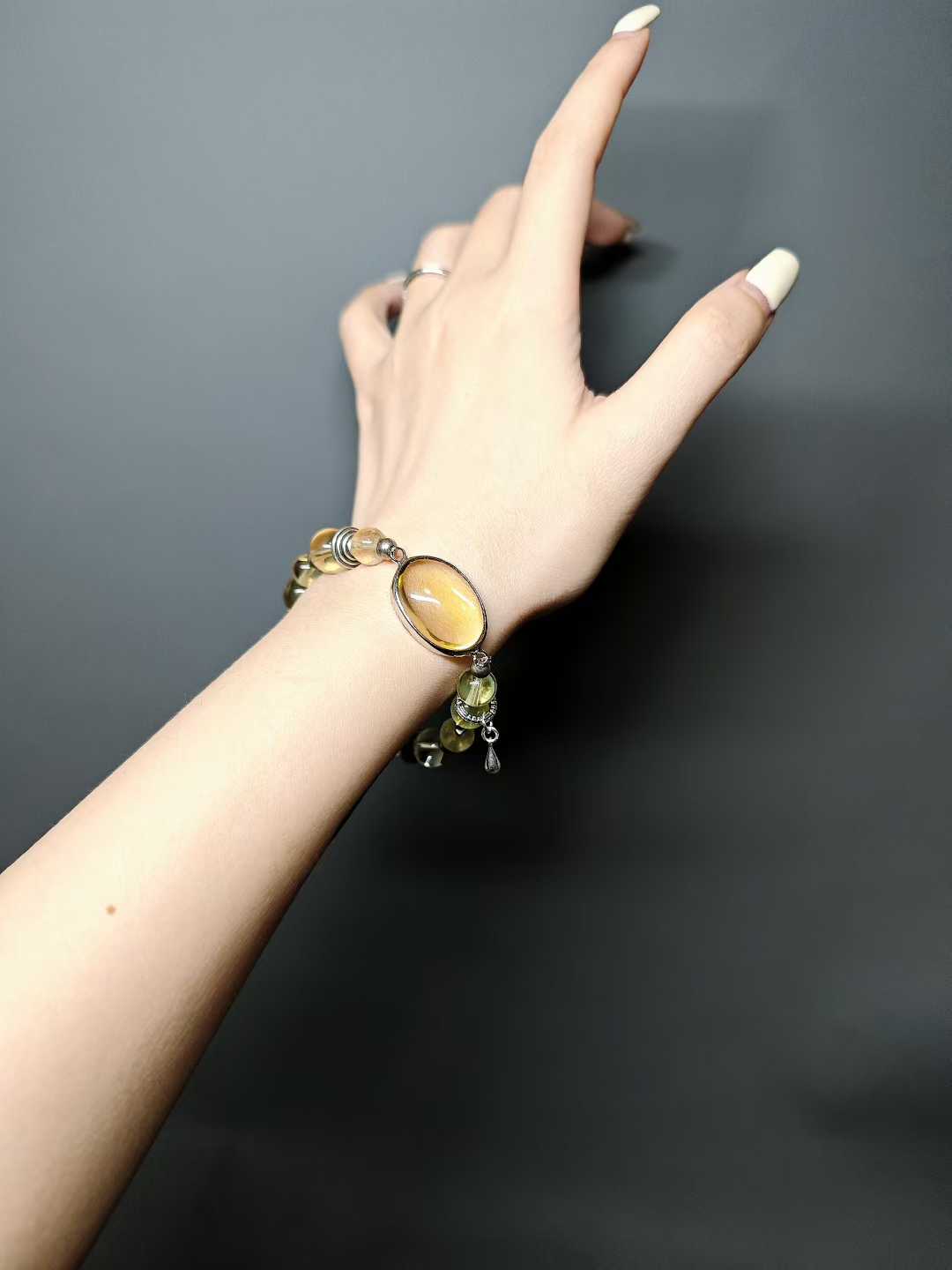 Light lingers on green leaves,Dew drops fall between jade plates.A moment of clear radiance—Has refused to fade for a thousand years.