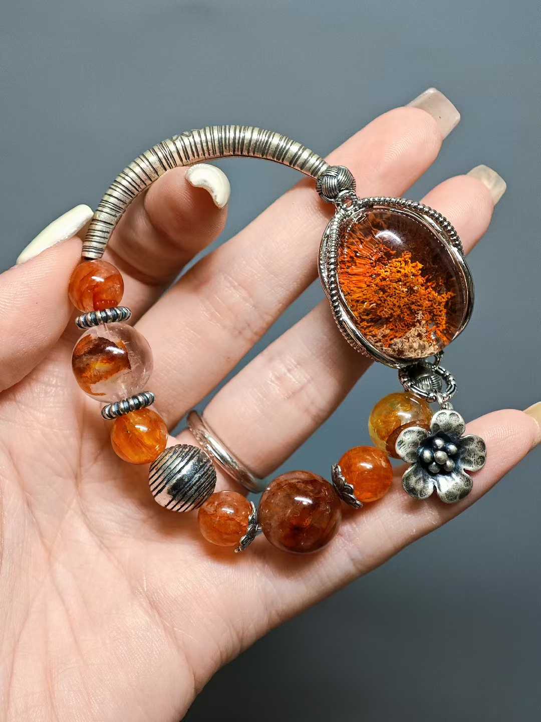 After fresh rain in the empty mountain,Autumn’s chill seeps into the quiet woods.Fallen leaves drift away with the wind,The cold stream flows east on its own.