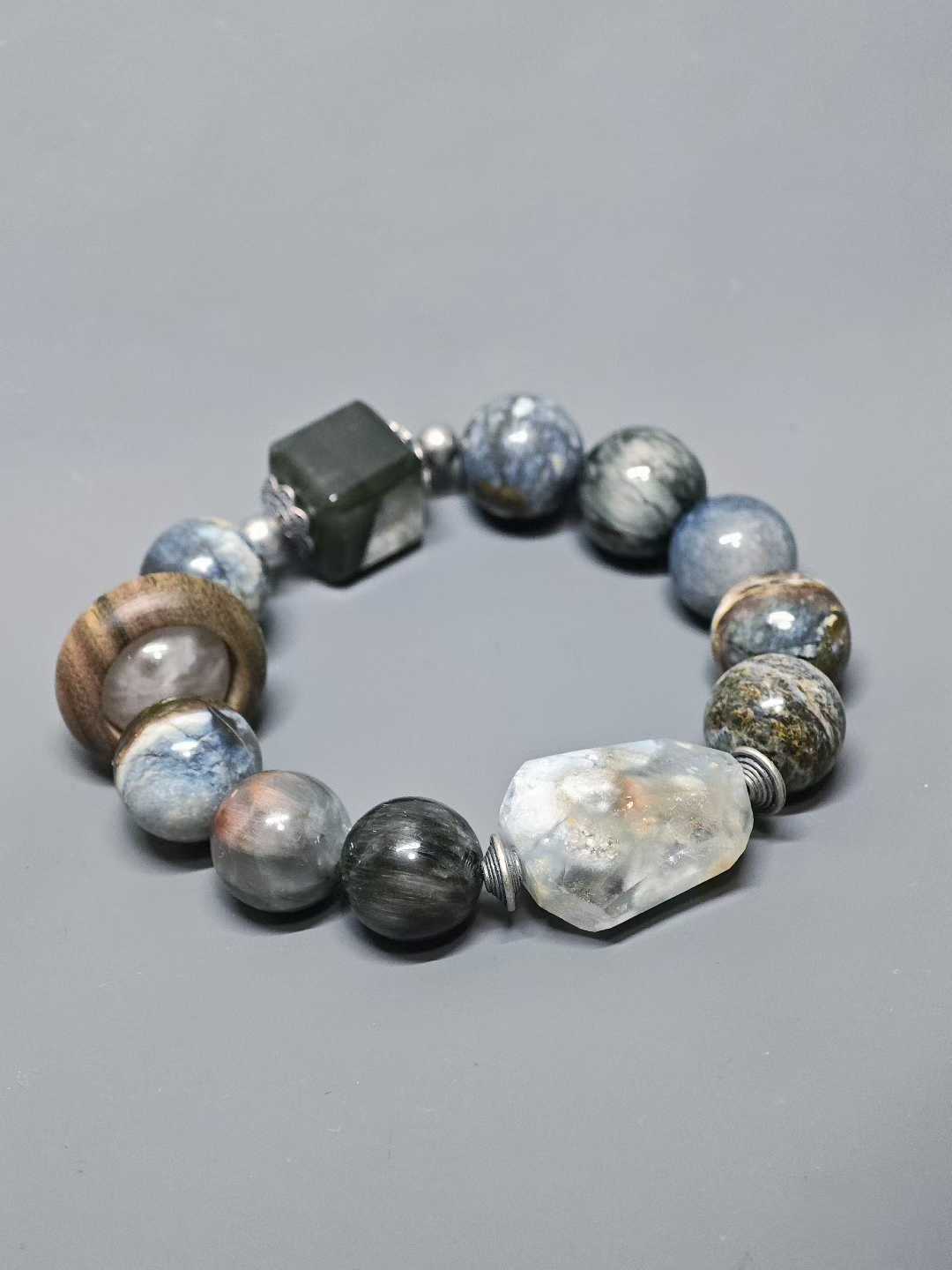 I sit and watch the clouds rise,My heart settles in this courtyard.