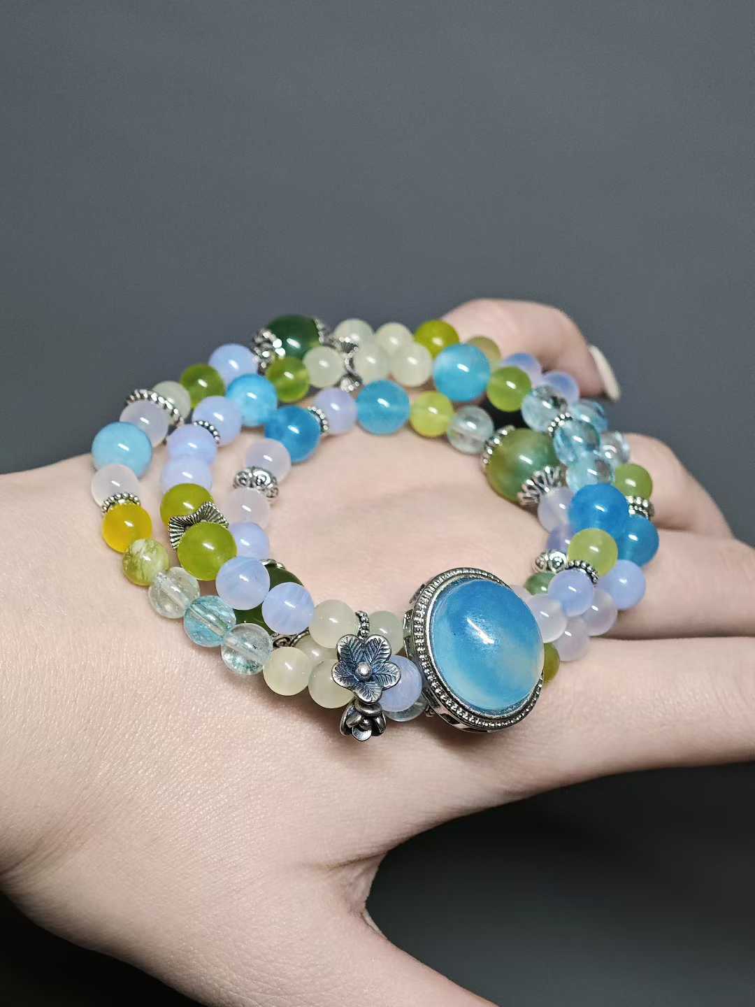 Orioles sing in the deep alley,Flowers fall before the small railing.A child climbs branches, laughing,Fragrance clings to half a sleeve of mist.