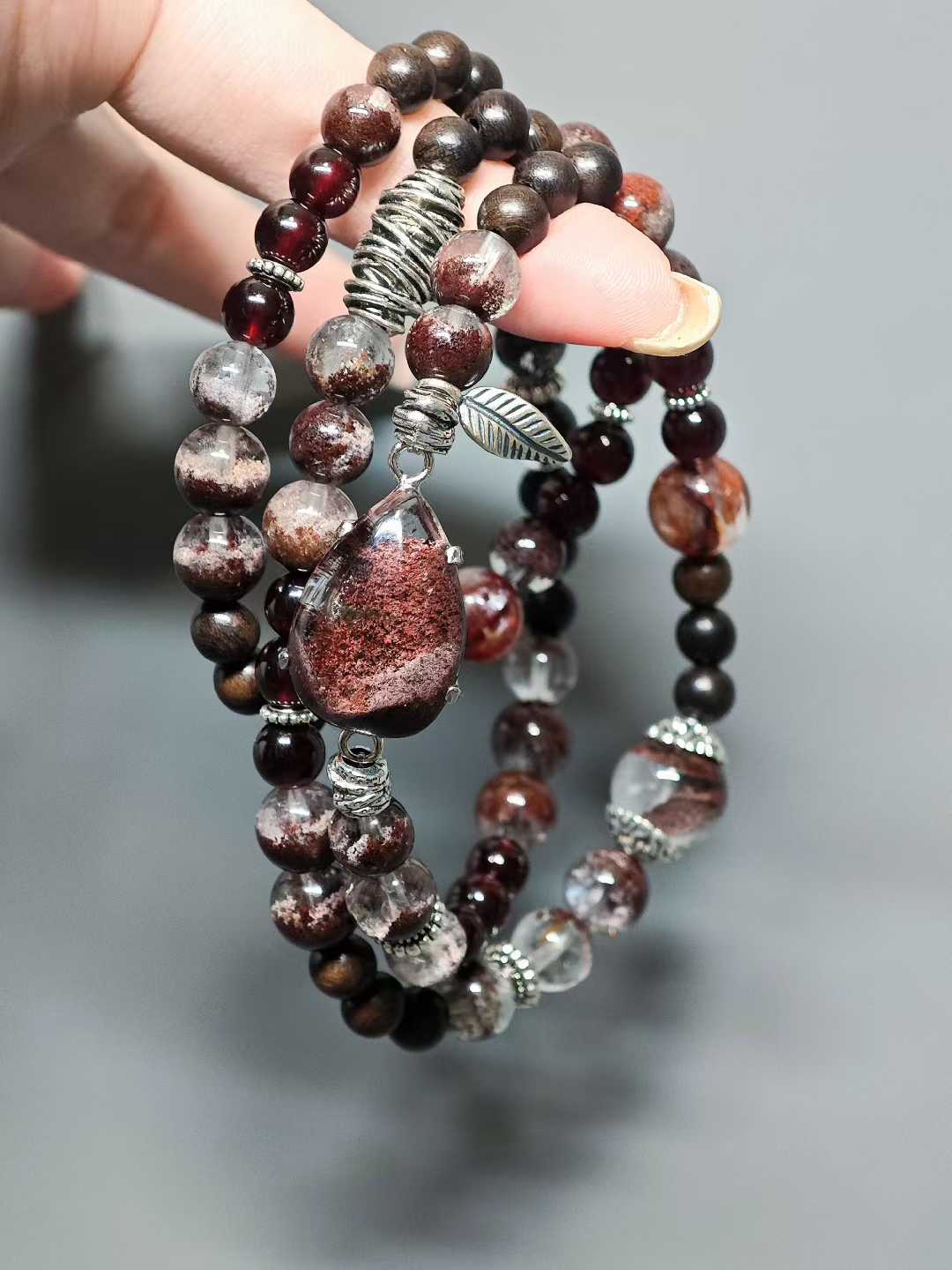 Crimson branches hold the frost’s hue,In deep winter, hidden fragrance lingers.It does not vie for spring’s early bloom—Alone, it blooms amid the snow.