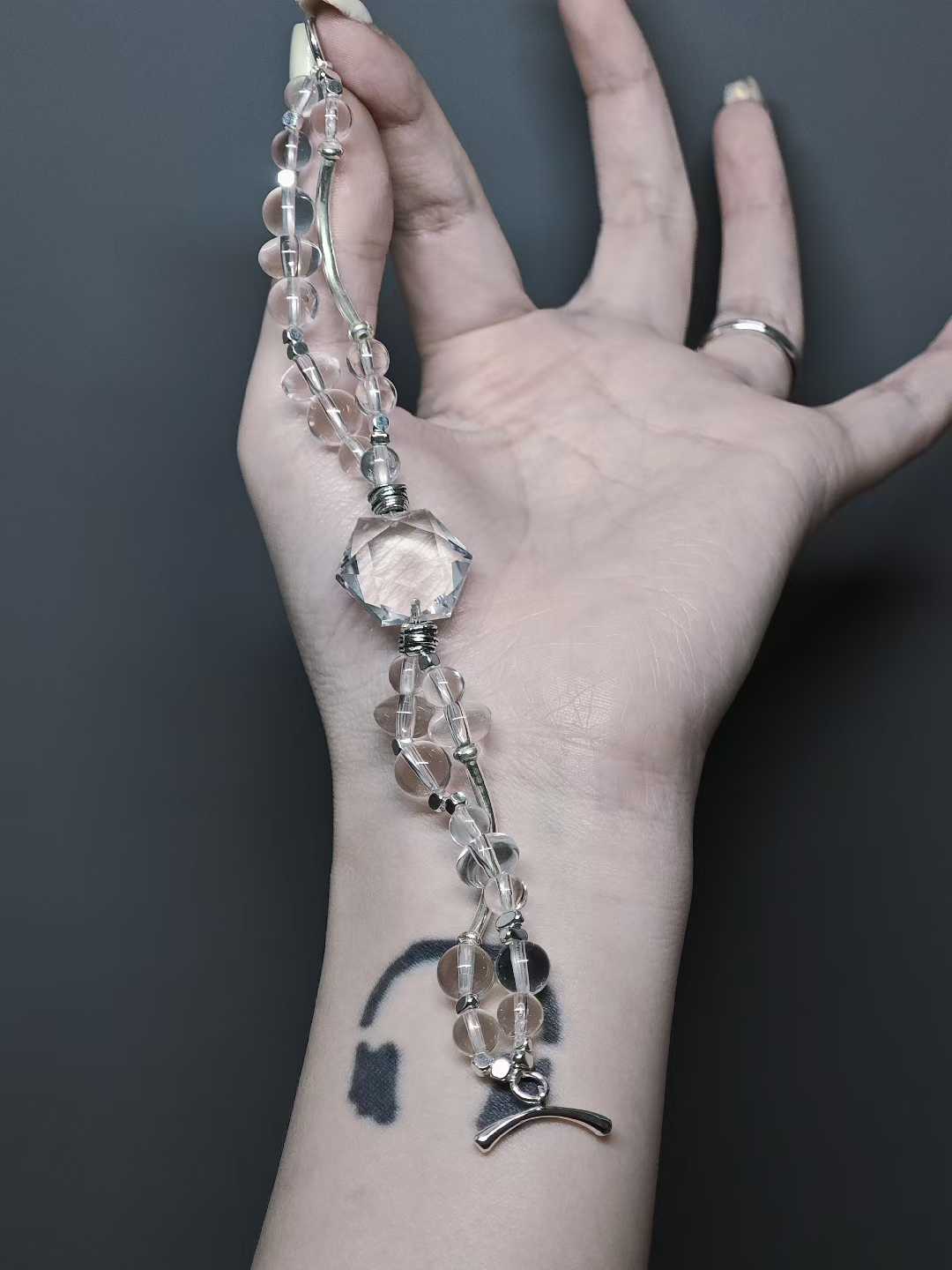 It soaks up the moonlight,Purifying the dark impurities in the potion.