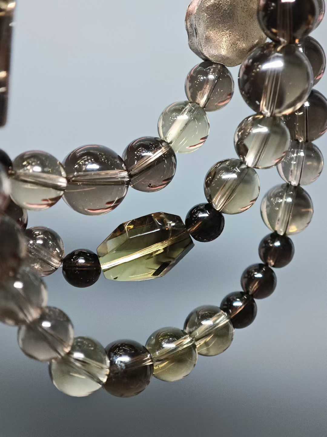 The time-traveling boat sails from afar,Misty waters separate a thousand peaks.Suddenly I see peach blossoms bloom—Only then do I know it’s a dream.