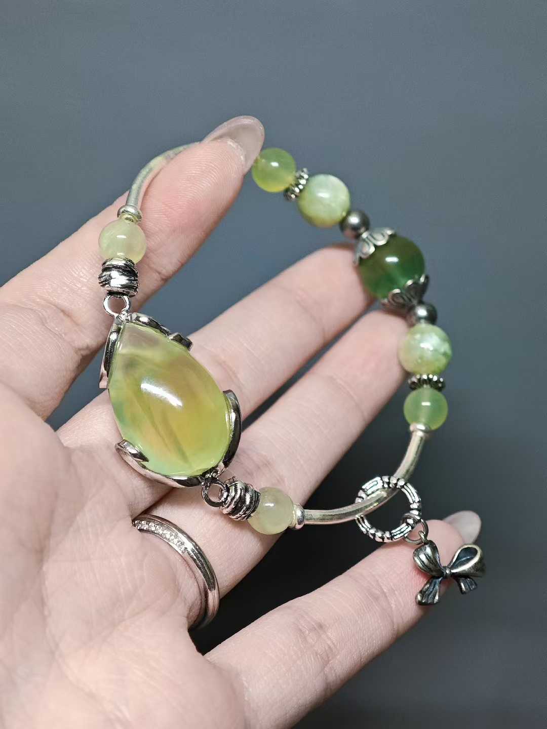 Green chalcedony condenses new grass,Divine light infuses the potion cup.