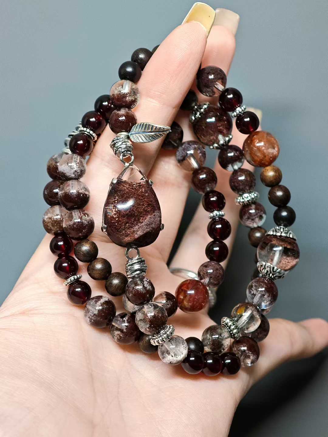 Crimson branches hold the frost’s hue,In deep winter, hidden fragrance lingers.It does not vie for spring’s early bloom—Alone, it blooms amid the snow.