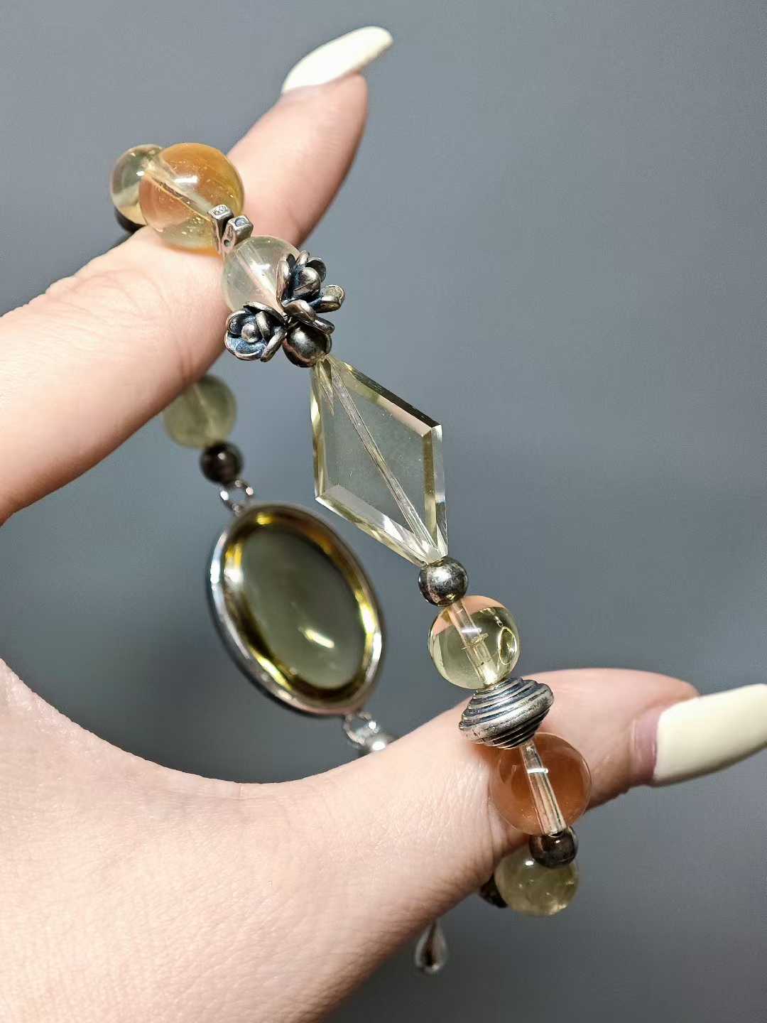 Light lingers on green leaves,Dew drops fall between jade plates.A moment of clear radiance—Has refused to fade for a thousand years.