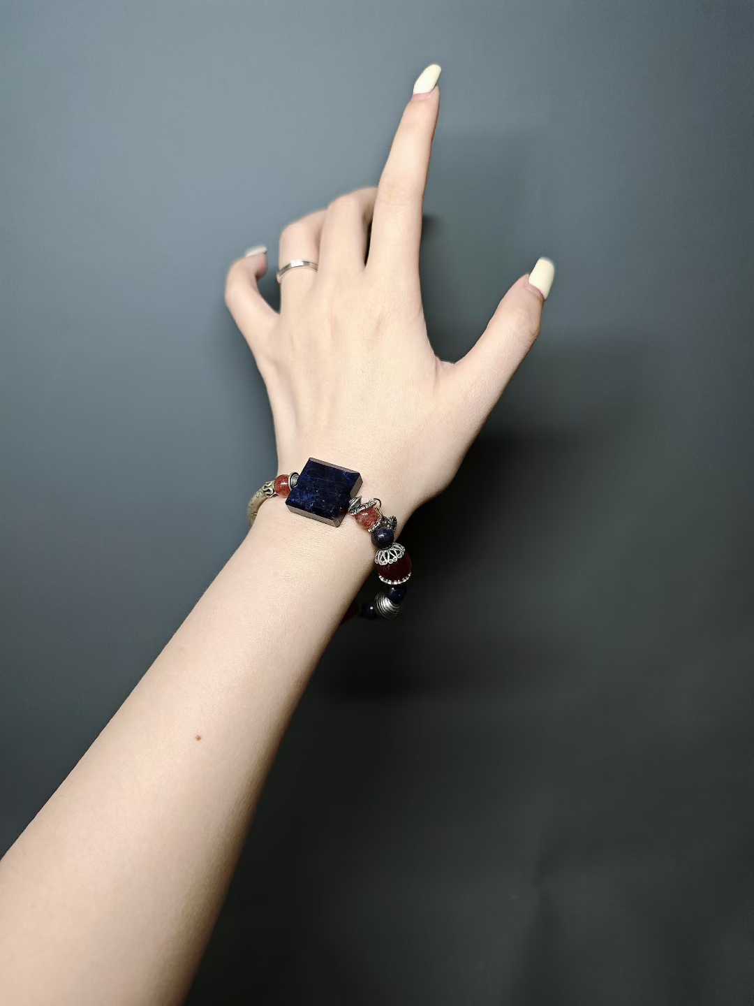 Stars hang low as night endures,Crimson clouds veil the carved beams.I lift my cup to the osmanthus moon,Drunk, I clasp the autumn frost’s gleams.