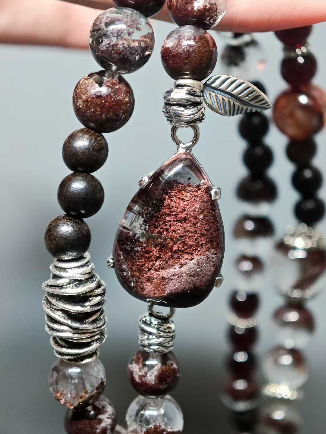 Crimson branches hold the frost’s hue,In deep winter, hidden fragrance lingers.It does not vie for spring’s early bloom—Alone, it blooms amid the snow.