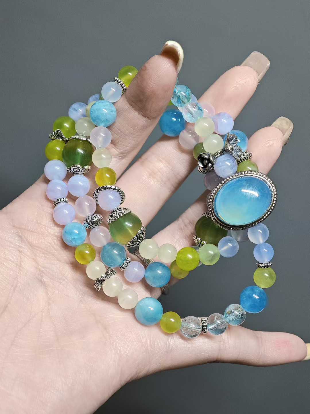 Orioles sing in the deep alley,Flowers fall before the small railing.A child climbs branches, laughing,Fragrance clings to half a sleeve of mist.