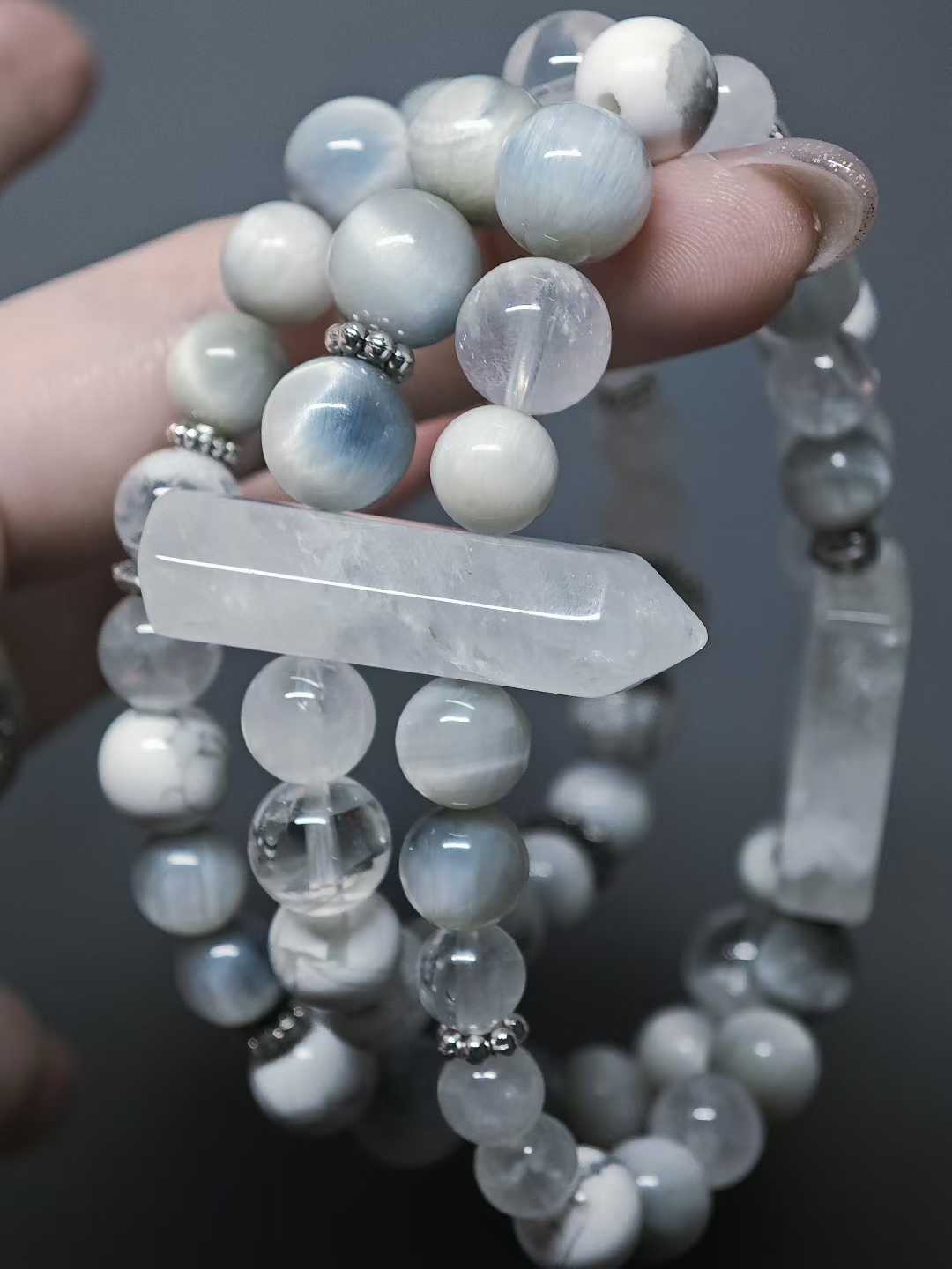 White stones reflect in the cold pool, With a zen heart, I watch the still water. No dust, no moon— In one sitting, a thousand peaks stretch wide.