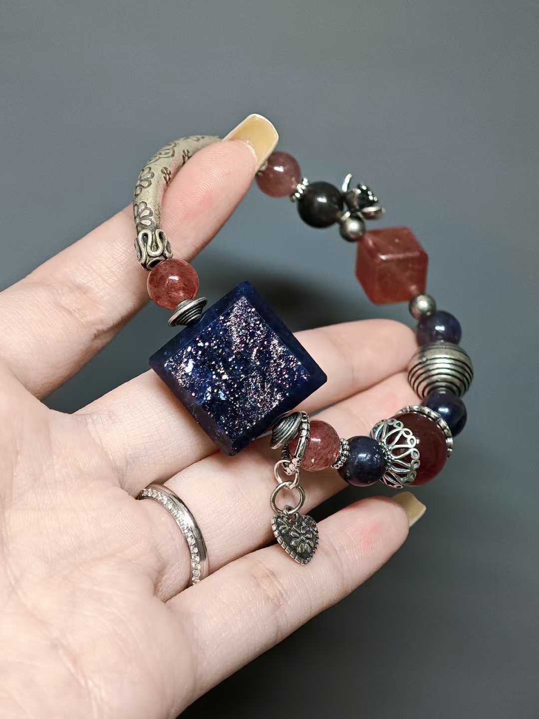 Stars hang low as night endures,Crimson clouds veil the carved beams.I lift my cup to the osmanthus moon,Drunk, I clasp the autumn frost’s gleams.