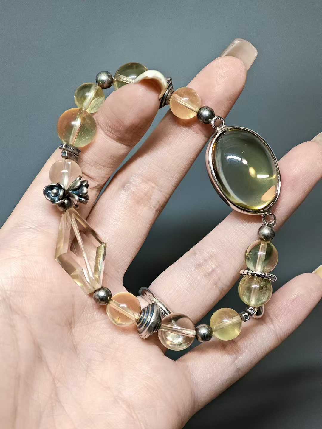 Light lingers on green leaves,Dew drops fall between jade plates.A moment of clear radiance—Has refused to fade for a thousand years.